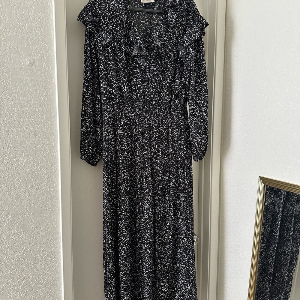 Universal Thread Black and White Long Sleeve Dress